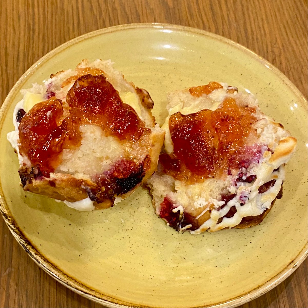 Pontyboy99's tweet image. WOW, @BobandBerts #Dumfries — how EPIC is your raspberry & white chocolate scone!?!? 👏👏👌