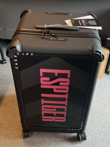 Ready to go to Osaka for <a href="/gbaza_jp/">ゲーミングバザー2025夏 🍉 6/7(土) @ 大阪・本町</a> tomorrow, and my colleague sent me a photo of her new suitcase. 

Damn... it looks awesome.
My next question is how many mousepads can fit in it?