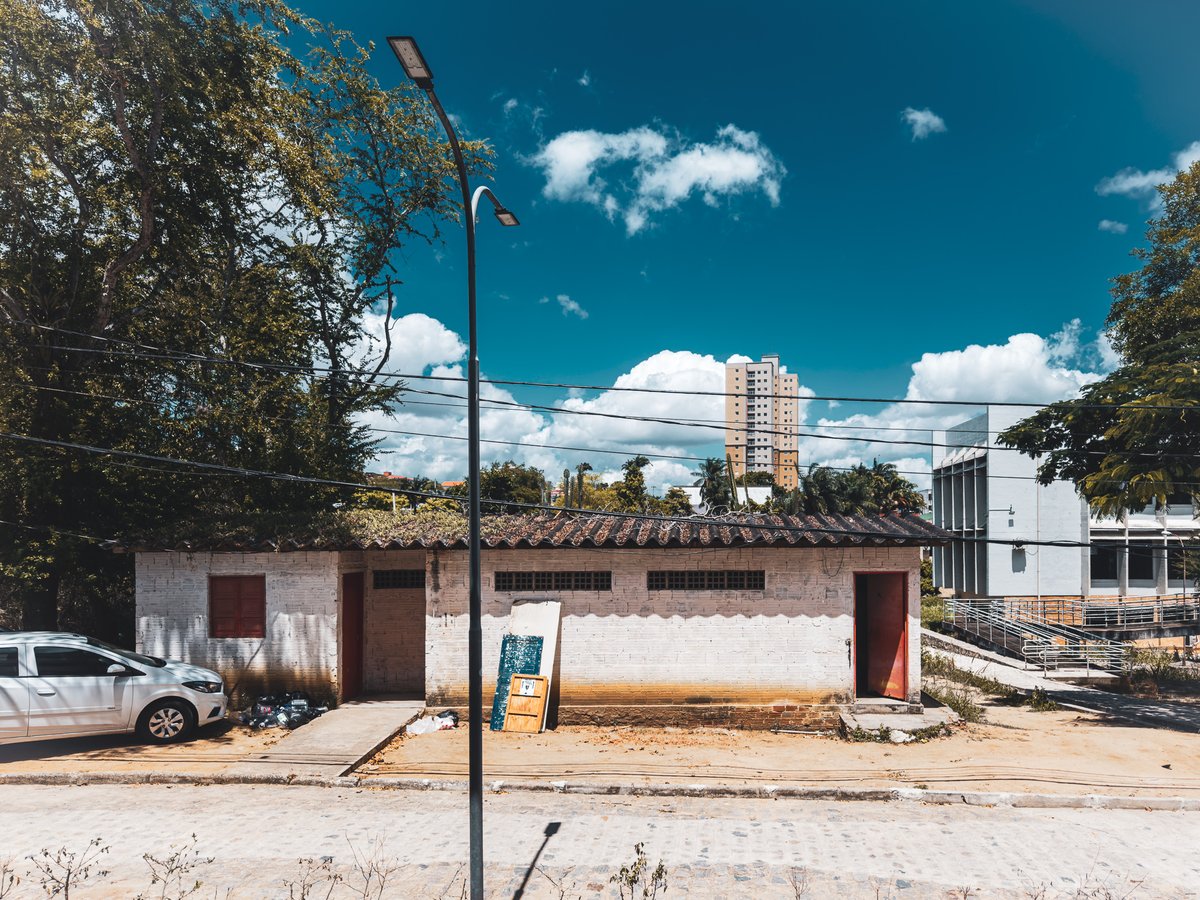 kyllercg's tweet image. O sol brilha nas janelas dos prédios da UFCG, refletindo o brilho de um dia que parece vivo com possibilidade e luz. #CampinaGrande #CampusArchitecture #CampusLife #CampusVibes #ClearDay #Pathway #Reflections #SunnyDay #UFCG
