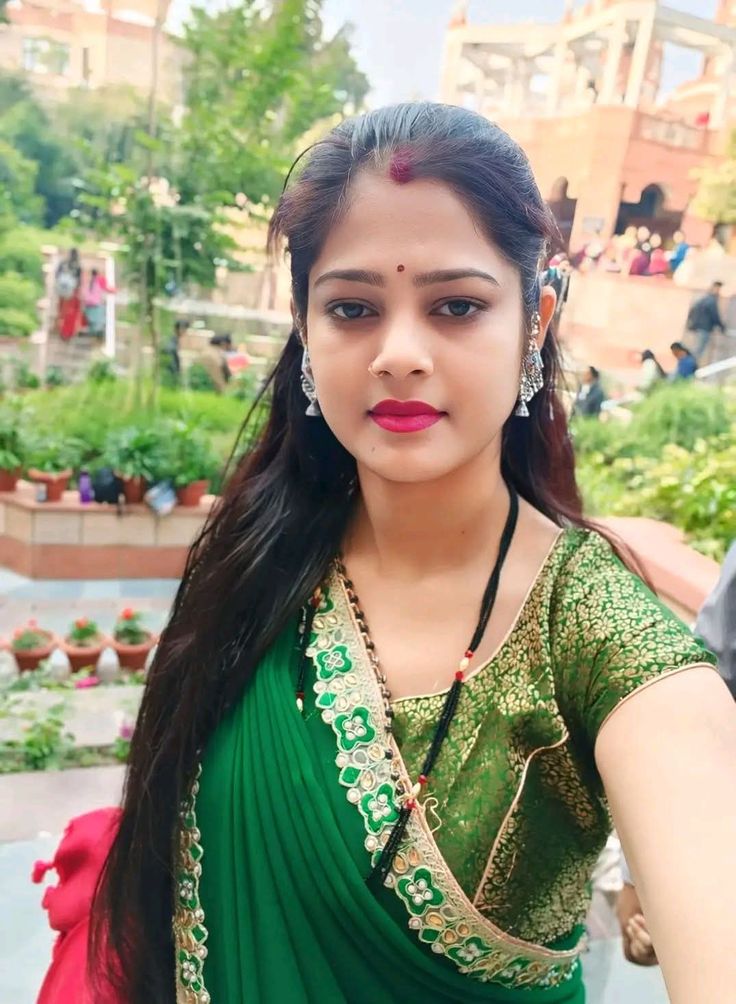 मर्द बड़े भोले होते है, अगर कोई औरत प्यार से देख ले तो.. 
भूल जाते है घर में दो बच्चे और एक बीबी भी है..! ❤😀🤣
