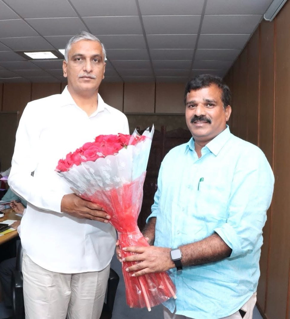 Chanti Kranthi Kiran (@kranthikiranbrs) on Twitter photo ట్రబుల్ షూటర్, మాజీ మంత్రి వర్యులు, సిద్దిపేట శాసన సభ్యులు హరీషన్నకు హృదయపూర్వక జన్మదిన శుభాకాంక్షలు
<a href="/BRSHarish/">Harish Rao Thanneeru</a> ట్రబుల్ షూటర్, మాజీ మంత్రి వర్యులు, సిద్దిపేట శాసన సభ్యులు హరీషన్నకు హృదయపూర్వక జన్మదిన శుభాకాంక్షలు
<a href="/BRSHarish/">Harish Rao Thanneeru</a>