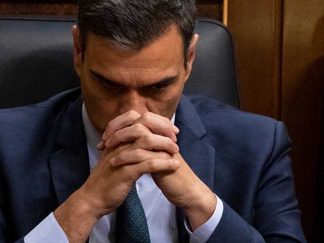 Leído por ahí (jjvk):
"A este sujeto le sostienen la simpleza intelectual de sus votantes, la cobardía de sus compañeros de partido, y la infinita avaricia de sus socios".
Y así es.