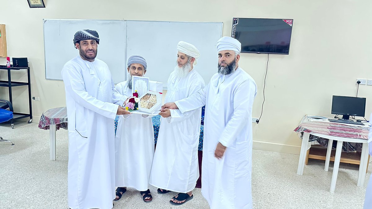 ماذا عسانا أن نقول . يعجز اللسان عن التعبير لما نشعر به من الفرح والسعادة هذا اليوم ونحن نستلم  هدية توزن بموازين الذهب من أخوة أعزاء وأساتذة أجلاء . 
أسعدتنا كثيرا هذه اللفتة الطيبة منكم ، أدامكم الله لنا أحبة سندا وعونا وذخرا ..
*شكرا للأسرة التربوية بمدرسة أبي الدرداء* 💐