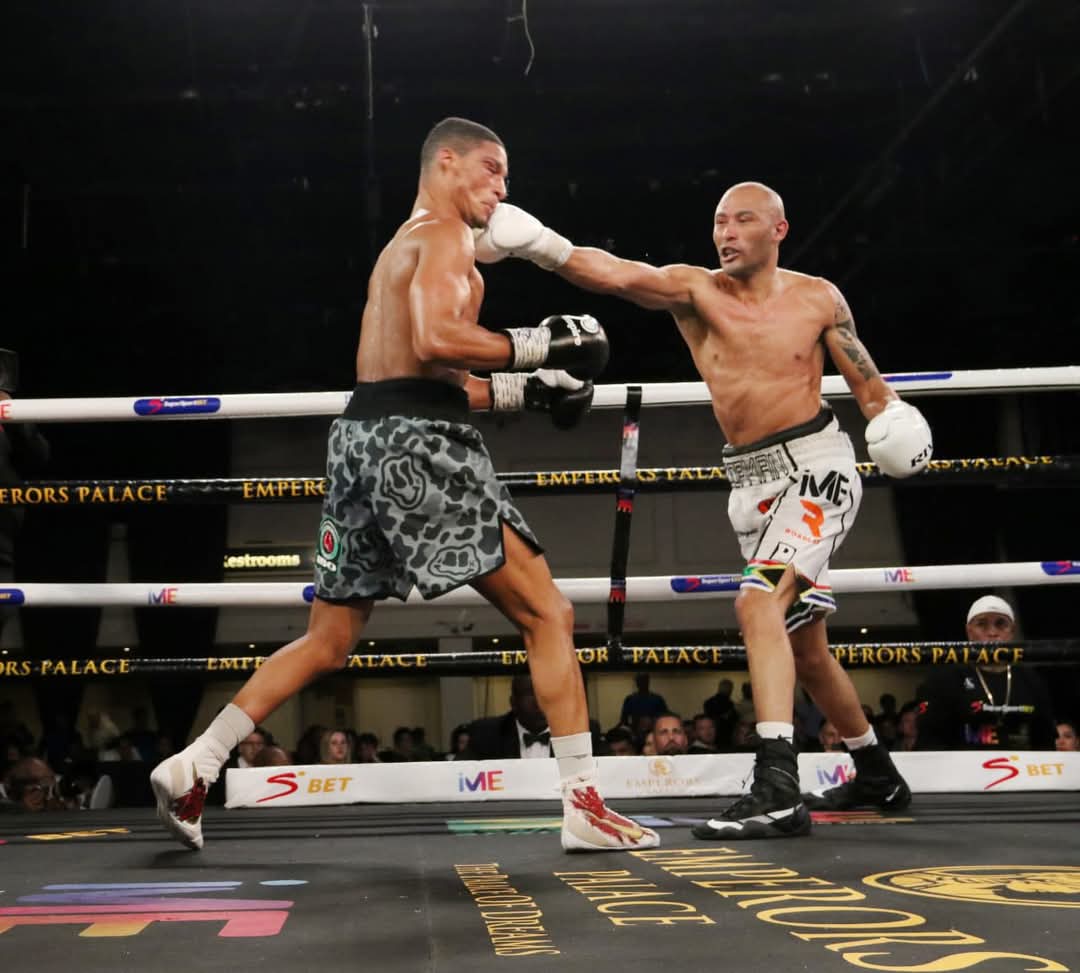 BoxingsaR's tweet image. 🥊 Weekend Wrap

👑 Koopman suffers first career loss as Lima retains IBO title with a 9th-round TKO
🔥 Kuse bounces back from early knockdown to win via UD - WBC eliminator next!
💥 Wins for Sogcwayi &amp;amp; Promnick
🤝 Draws: Rossouw vs Amavila, Alberts vs Munhoz

🥊🇿🇦