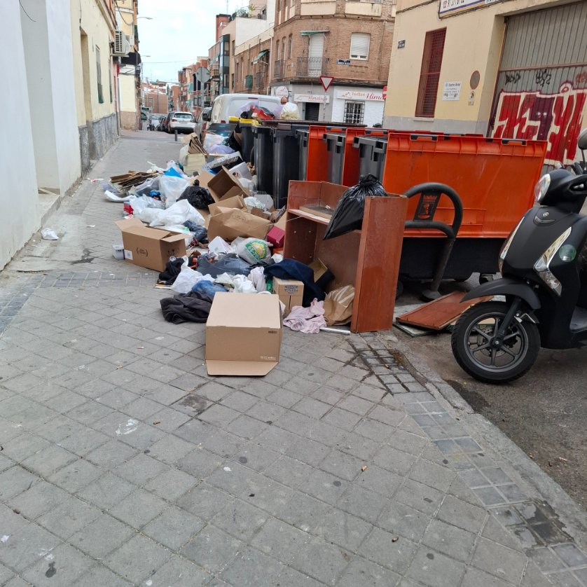 Ahora mismo, basura que ocupa casi toda la acera en calle José Calvo 1-3. Y los cubos casi vacíos ¿Incivismo? Puede ser. Pero hay que recogerlo, que luego dice el <a href="/pptetuan/">PP Tetuán</a> que nos inventamos las fotos las vecinas. 

<a href="/Lineamadrid/">Línea Madrid</a>