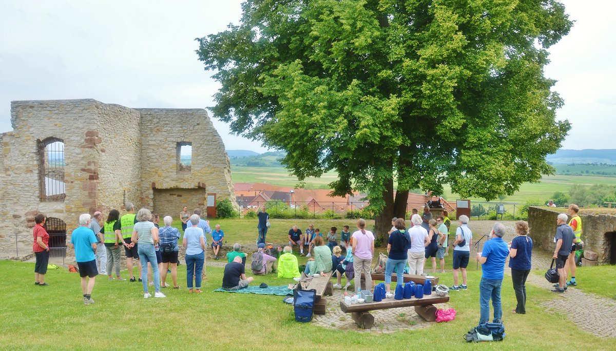 Auf #Tour mit #BachByBike, also mit dem #Fahrrad auf den Spuren von Johann Sebastian #Bach. Es ging von #Northeim u. a. zur #Heldenburg in #Salzderhelden und zur #Katlenburg mit viel #Musik, #Kirchen und #Orgeln zwischendurch und war ein rundum tolles Erlebnis.