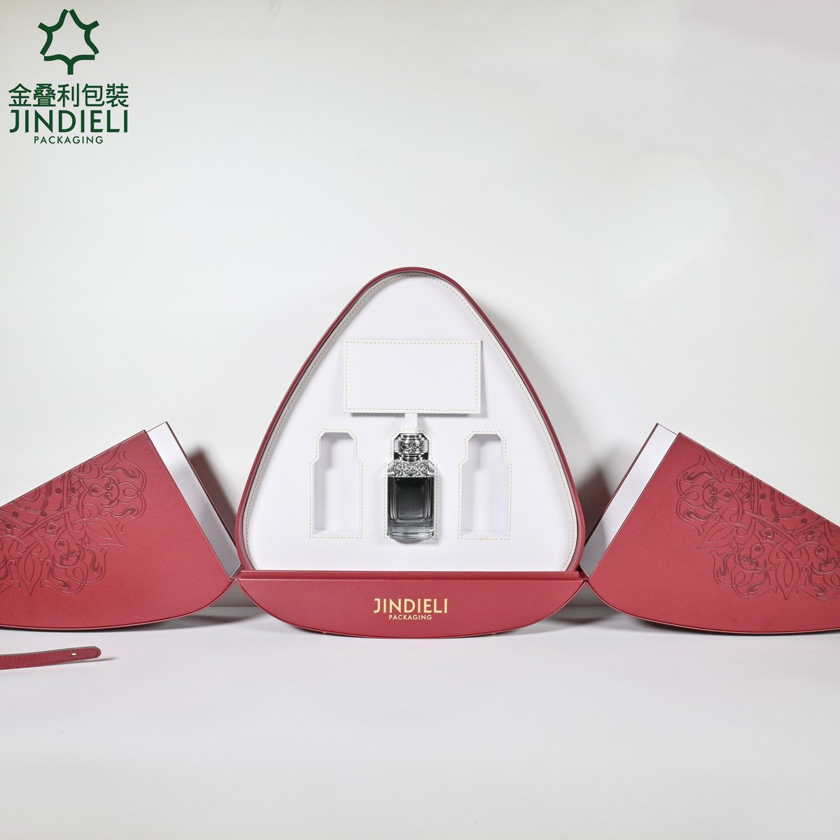 ZouJoey58066's tweet image. 💕Share a red exquisite leather packaging box.
🎁This packaging box adopts a unique shape design, with a handle design and exquisite patterns, combining luxury and practicality.
✨Welcome dm to order!

#packagingbox #packagingboxdesign 
 #custompackagingbox #perfume