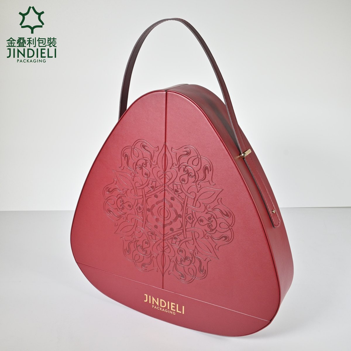 ZouJoey58066's tweet image. 💕Share a red exquisite leather packaging box.
🎁This packaging box adopts a unique shape design, with a handle design and exquisite patterns, combining luxury and practicality.
✨Welcome dm to order!

#packagingbox #packagingboxdesign 
 #custompackagingbox #perfume