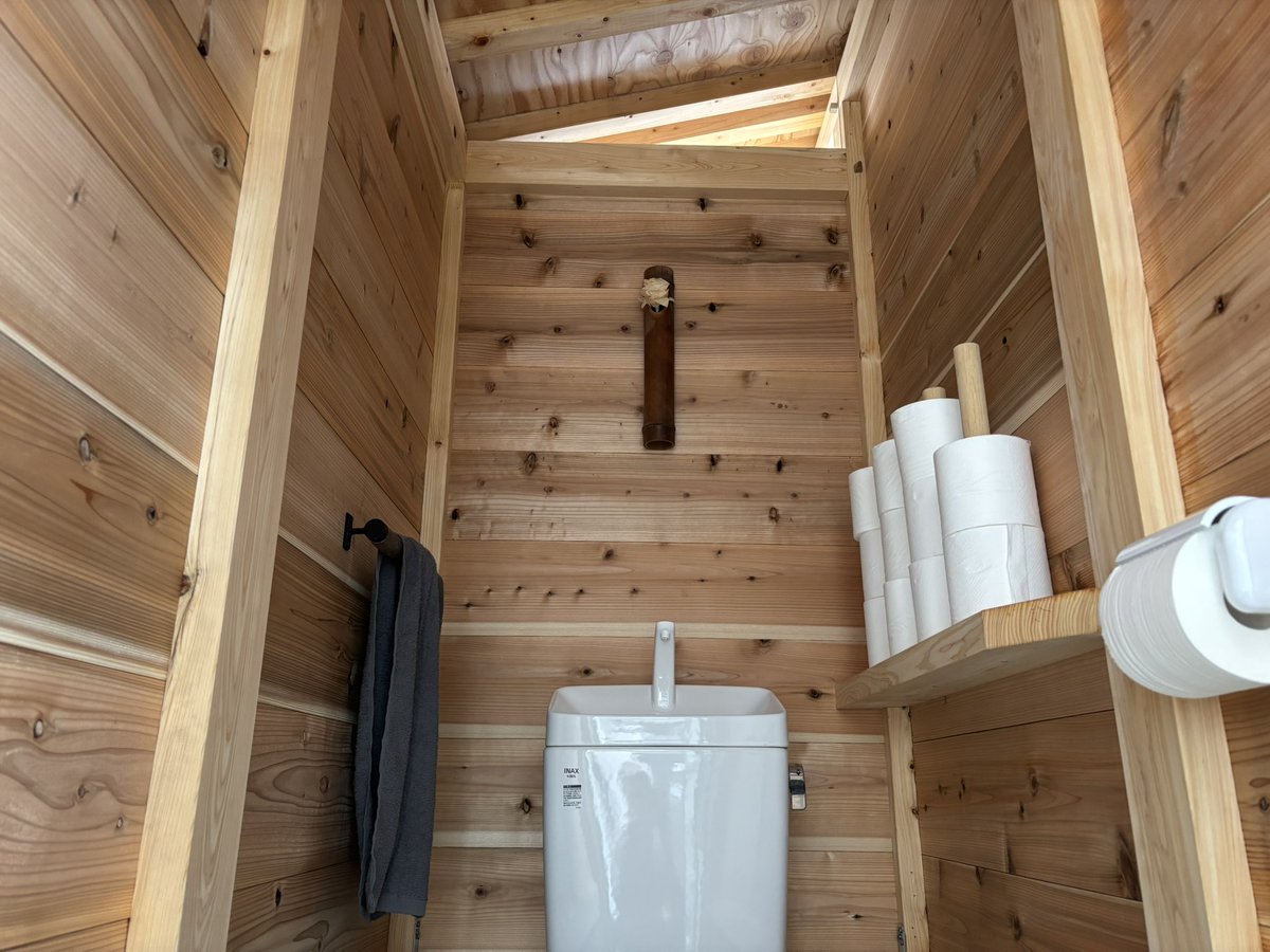 kd08_dor's tweet photo. 貸し倉庫のトイレ板倉造りで作り直してみた。煤竹（古材）の一輪挿しと鉋屑の華と桜の枝（9年乾燥）のタオル掛けと桧のペーパー置き。中々良き🙏 https://t.co/EBhadGyFzR