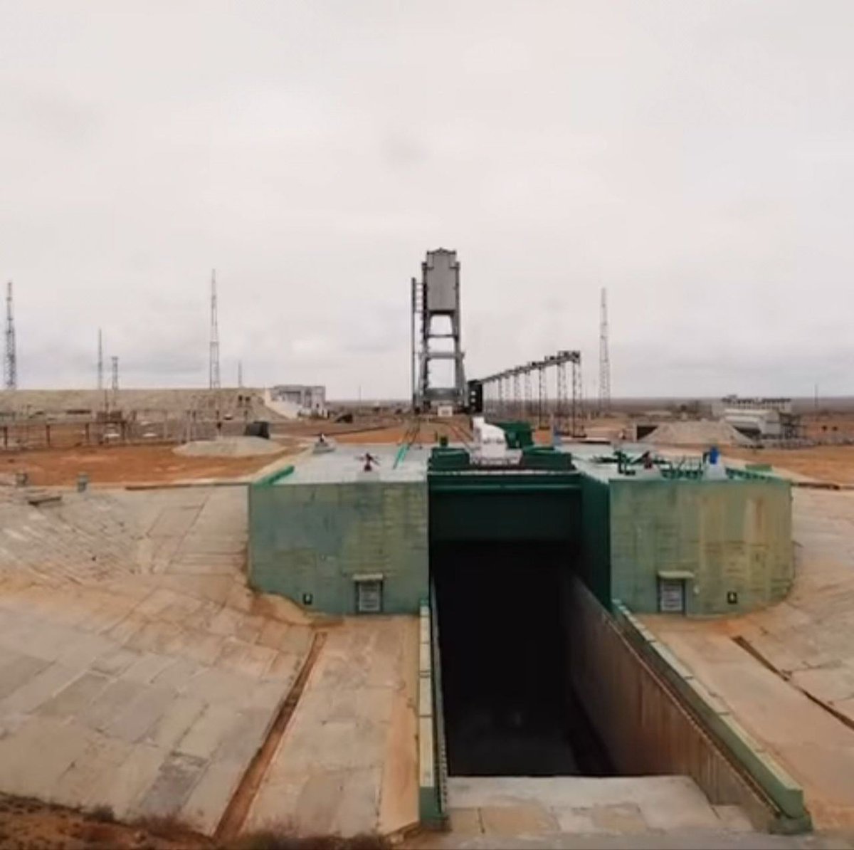 LKosmonautika's tweet photo. 🚀 Prime immagini del sito di lancio Baiterek, casa del futuro Sojuz-5!
Il progetto russo-kazako prende forma a Baikonur.
Debutto previsto: 25 dicembre 2025.
Un nuovo lanciatore medio-pesante si prepara al volo... ✨
#Sojuz5 #Baiterek #spazio https://t.co/CBK1QQM0e5