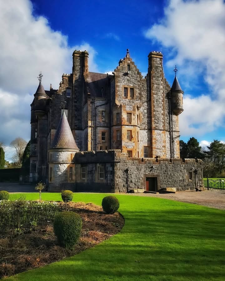 Direttamente da un libro di fiabe: Blarney House è una favola nell'antico est dell'Irlanda!

📍 Blarney House &amp; Gardens, Contea di Cork

📸 Grazie a instagram.com/lemonlimod per la bellissima foto!