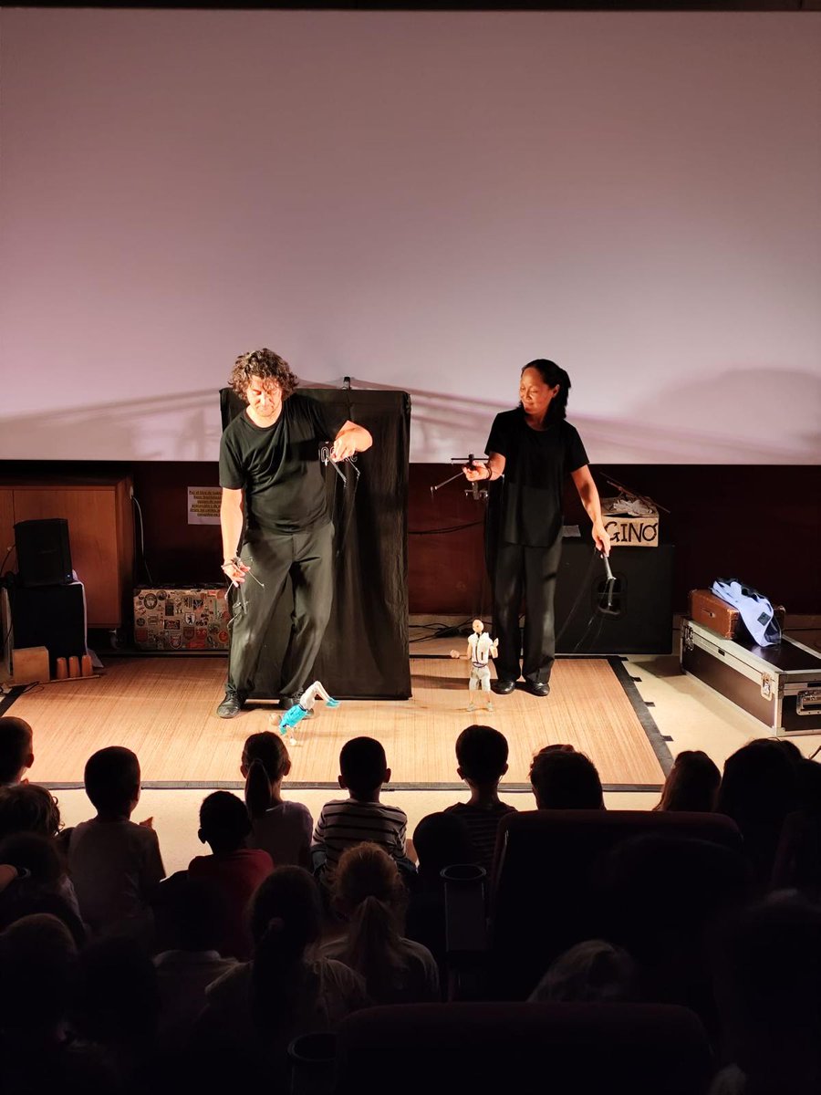 🐸 Por primera vez el Festival Imaginaria sale de Binéfar y recala en Tamarite de Litera gracias a la colaboración de la Comarca de La Litera.
👦👧Hoy los escolares han disfrutado de la obra🎭de la compañía italiana Di Flippo Marionette que ha interpretado 'Colgando de un hilo'.