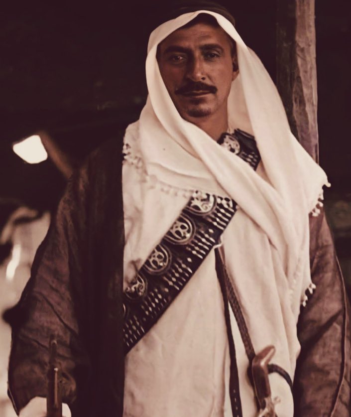 "ذكرى وفاة قمر البلقاء الشيخ ماجد العدوانَ"

لقد بكاه الملك إذ رآه مسجى على فراشه بعد وفاته بدقائق 

وقال له مخاطباً  "والله انني لا أصدق انك ميت يا ابا حمود "

بكى ملك الاردنيين وبكى الأردنيون جميعاً لان اكبر زعيم عرفته الديار الاردنيـة قد ماتَ
فرحمة الله عليك يا ابن عدوان وعزاء