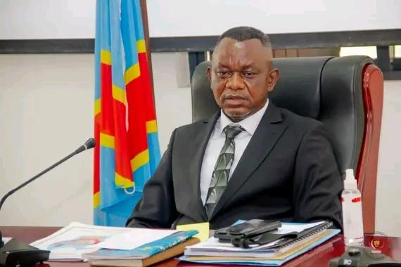 L'homme charitable ​​​HON, DANIEL ASELO 
 qui accepter les différences, les faiblesses et les imperfections des autres ; c'est être patient avec quelqu'un qui nous a déçus ; ou encore résister à un mouvement d'humeur… La charité, c'est refuser de tirer parti des faiblesses des