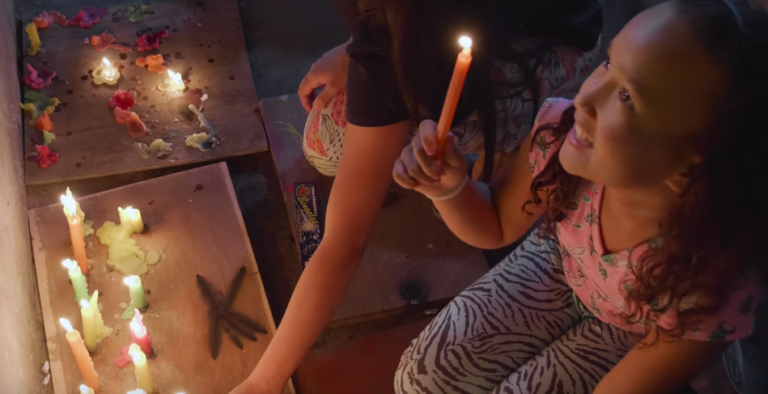 La #NochedeLasVelitas y el tradicional alumbrado #navideño de la capital #antioqueña son los símbolos de unas fiestas donde #Colombia se transforma. 

En este artículo te mostramos cómo es la #Navidad de #Medellín.

f.mtr.cool/iosanyifzk

<a href="/medellintravel/">Medellin Travel</a> <a href="/AlcaldiadeMed/">Alcaldía de Medellín</a>