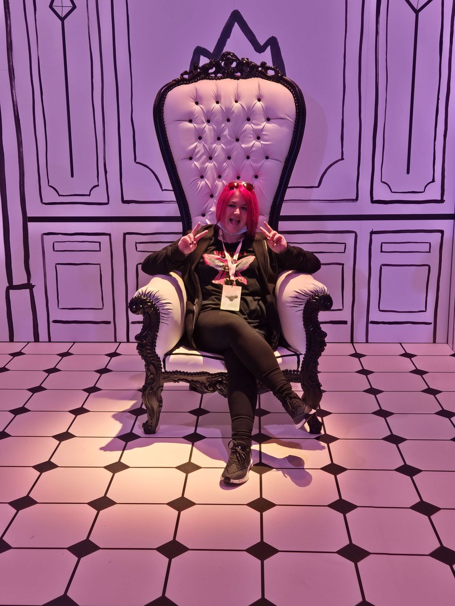 TwitchCon EU 2025 is all wrapped up and I had a wonderful time! I didn't take too many pictures as I wanted to be more present! My two biggest highlights were getting to meet lots of wonderful friendos and the drag show. OH EM GEE the drag show was SO SO GOOD! #TwitchCon