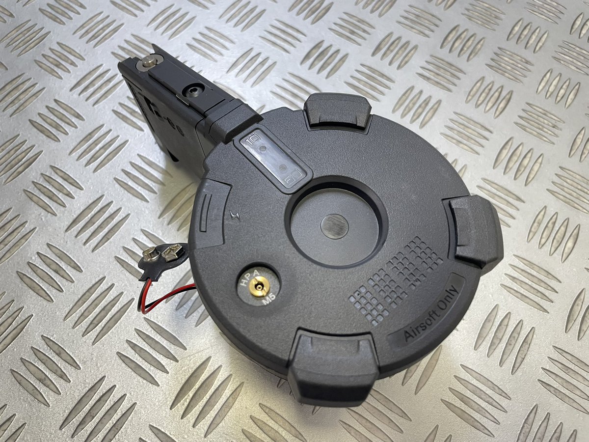 kinwa__official's tweet photo. ー新製品情報ー

(仮称)CGS/T8 SP SYSTEM社製 MAGPUL D60タイプ 500連ドラムガスマガジン(音感センサー搭載/外部ソース対応)　近日発売開始

#CGS/#T8 SP SYSTEM社製 #GBB #M4/#AR15 シリーズ又は同シリーズ設計準拠モデル対応の500連ドラムガスマガジンが登場

音感センサー(9V電池使用)を搭載し、HPA等の外部ソースにも対応

神聖なマグチェンジはなくなりますが、重いガスマガジンの運用からは解放されます😇

※動画はCGS社製 #DDM4 PDW(品番：CGS-DD1102-HS-FDE)、Guns Modify社製 FN SCAR-L MK2(品番：GMR-B01-TAN)、マルイ M4A1 #MWS 使用

#airsoft #サバゲー