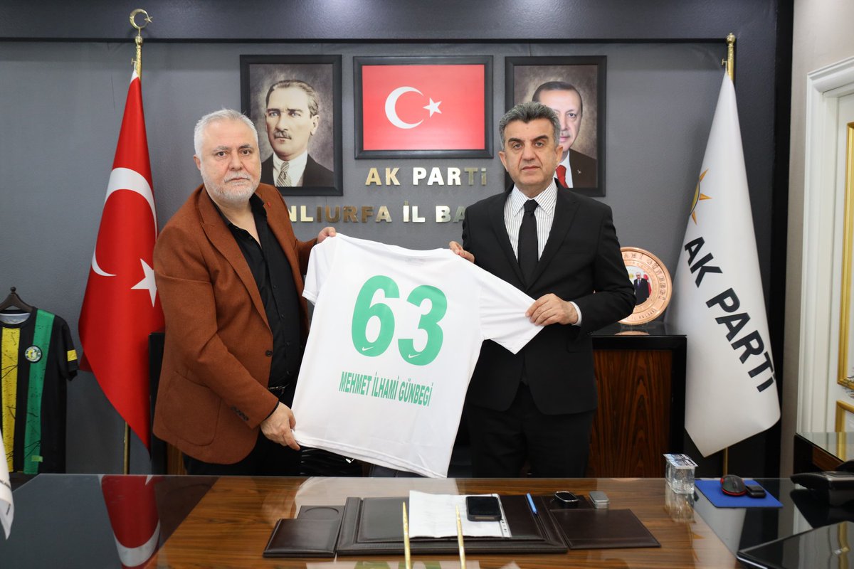Sanliurfaspor's tweet photo. Kulüp Başkanımız Sayın Mustafa Kemal Saraçoğlu ve yönetim kurulumuz, AK Parti Şanlıurfa İl Başkanı Sayın Mehmet İlhami Günbegi’yi makamında ziyaret etti.

Ziyaretin ardından Başkanımız Kemal Saraçoğlu, Sayın Mehmet İlhami Günbegi’ye kulübümüzün formasını takdim etti.

İl Başkanımız Mehmet İlhami Günbegi'ye misafirperverlikleri ve ilgilerinden dolayı teşekkür ederiz.