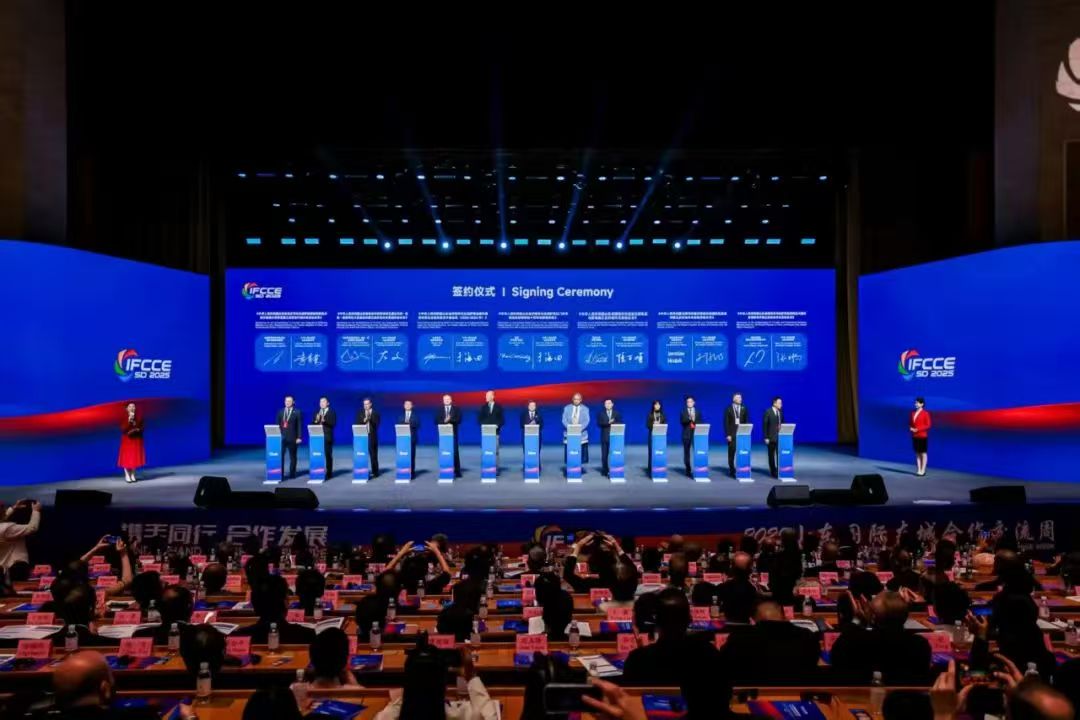 iRizhao's tweet photo. 🤝Great news! A delegation from Kovačica, #Serbia recently visited #Rizhao, signing a #sistercity agreement for enhanced cooperation. 

🌏The two sides are exploring new avenues for collaboration in culture, education, tourism, and trade. #IFCCE #Shandong #RizhaoExpats https://t.co/jJJ7XOJ8Ml