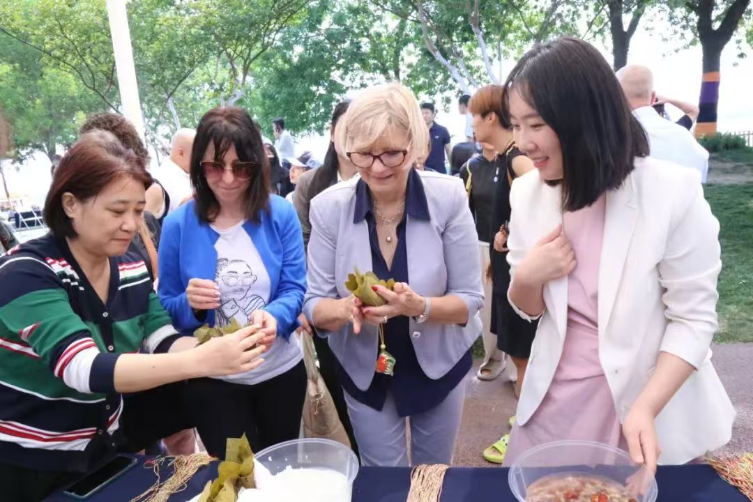 iRizhao's tweet photo. 🤝Great news! A delegation from Kovačica, #Serbia recently visited #Rizhao, signing a #sistercity agreement for enhanced cooperation. 

🌏The two sides are exploring new avenues for collaboration in culture, education, tourism, and trade. #IFCCE #Shandong #RizhaoExpats https://t.co/jJJ7XOJ8Ml