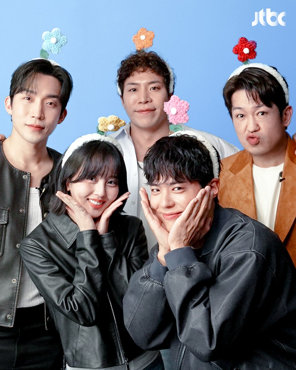 selfietimeid's tweet image. Siapa yang masih suka bingung mau pose kayak gimana buat foto sama squad kamu?

Mending coba ikutin pose ala para pemain drama Good Boy ini yuk! Dijamin, ga akan mati gaya lagi 😎

Buruan ajak squad kamu untuk mengabadikan kebersamaan di Selfie Time!
#SelfieTime #GoodBoy #idepose