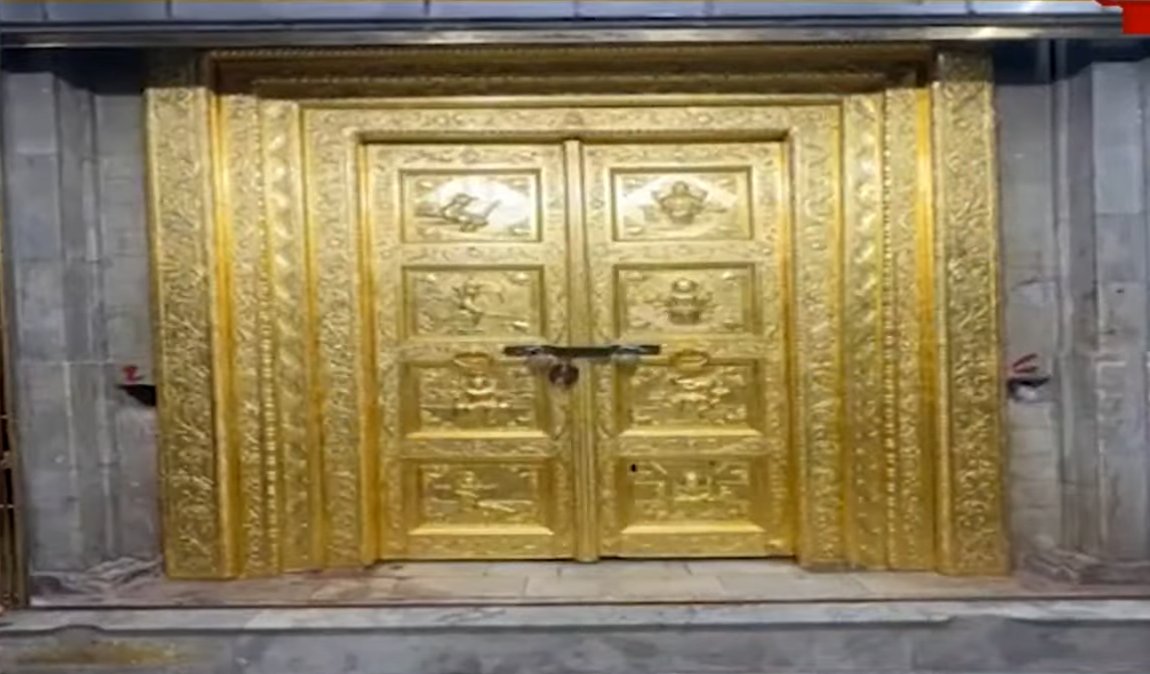 Devotee Fulfills Mother’s Wish by Gilding Dwarka Jagat Mandir Door in Gold