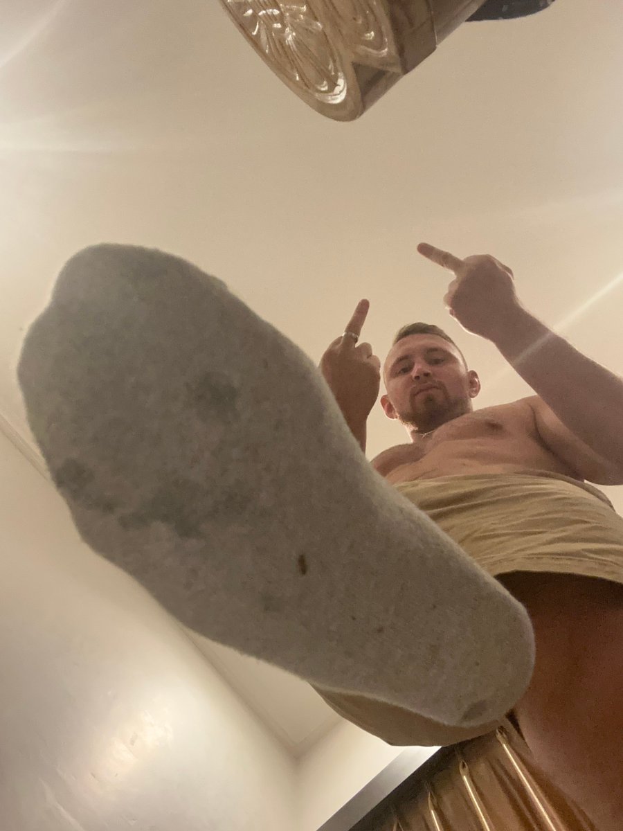 मैं तुम्हारा देवता हूँ, तुम्हारा एकमात्र विचार।
जब मैं आराम कर रहा हूँ, तुम अपना बटुआ खोलते हो और मेरी ज़िंदगी आसान बनाते हो।
क्योंकि मैं इसका हकदार हूँ और तुम जानते हो कि यह सही है।
मुझे पैसे दो और मेरी पूजा करो।