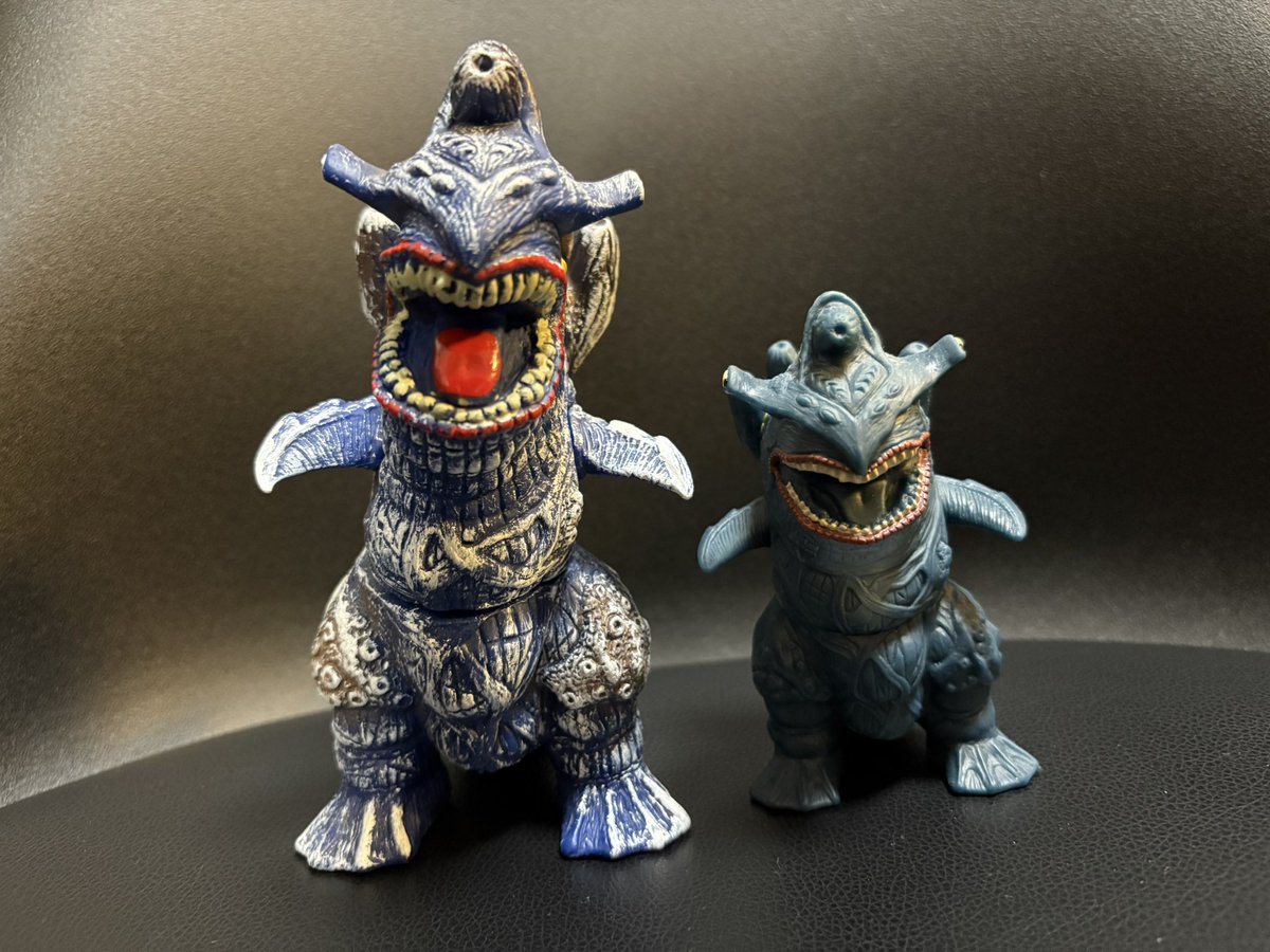 ウルトラ怪獣シリーズ500 との比較。かなり大きめになってるのが分かり