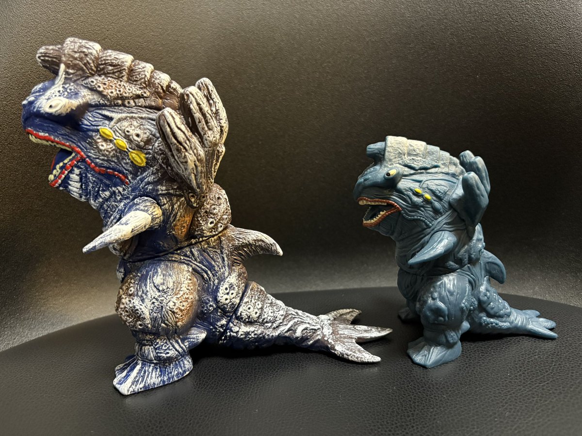 ウルトラ怪獣シリーズ500 との比較。かなり大きめになってるのが分かり