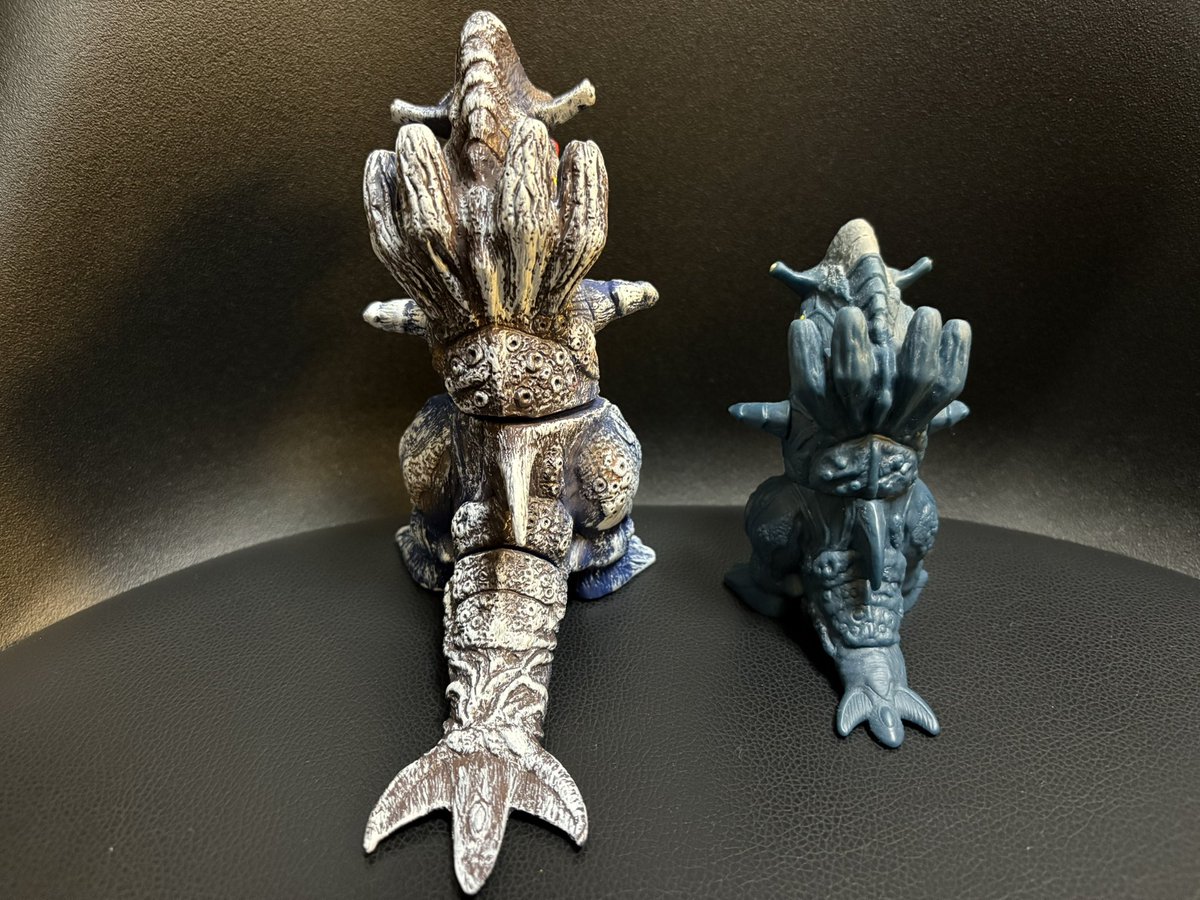 ウルトラ怪獣シリーズ500 との比較。かなり大きめになってるのが分かり