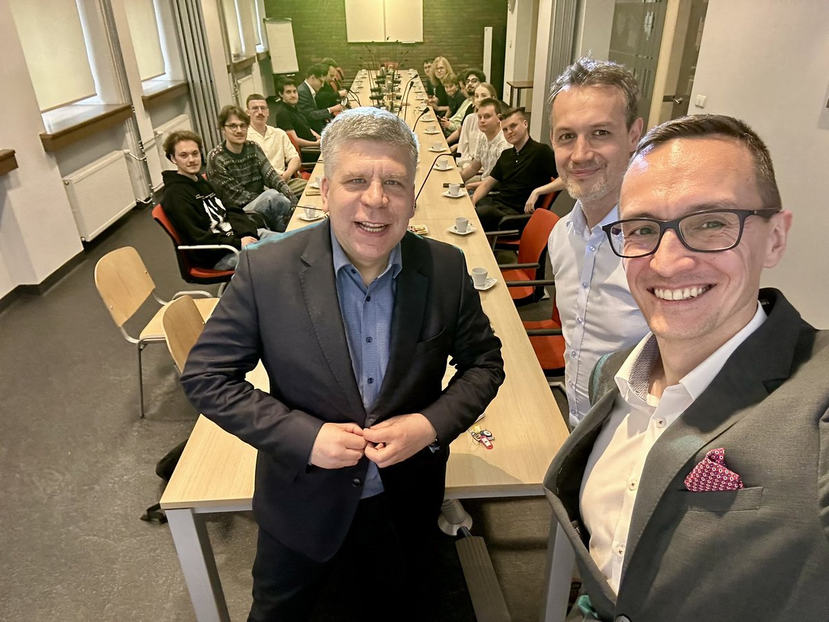 Wspólnie z <a href="/adamskowron1/">Adam Skowron</a> gościliśmy dzisiaj w Urzędzie dr <a href="/slupik_tom/">Tomasz Słupik</a> wraz ze studentkami i studentami politologii <a href="/USinKatowice/">Uniwersytet Śląski</a> 🙂Rozmawialiśmy o media events i publicity w budowaniu wizerunku #Katowice. Dzięki za dobre spotkanie 💪