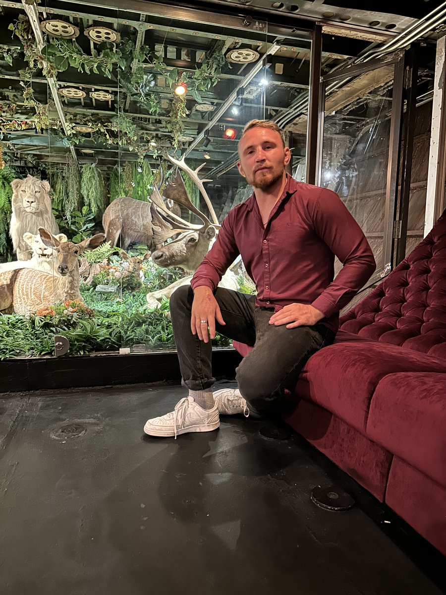 Soy tu deidad, tu único pensamiento.
Mientras yo me relajo, tú abres tu cartera y haces mi vida más fácil.
Porque me lo merezco y sabes que es lo correcto.
Págame y adórame.