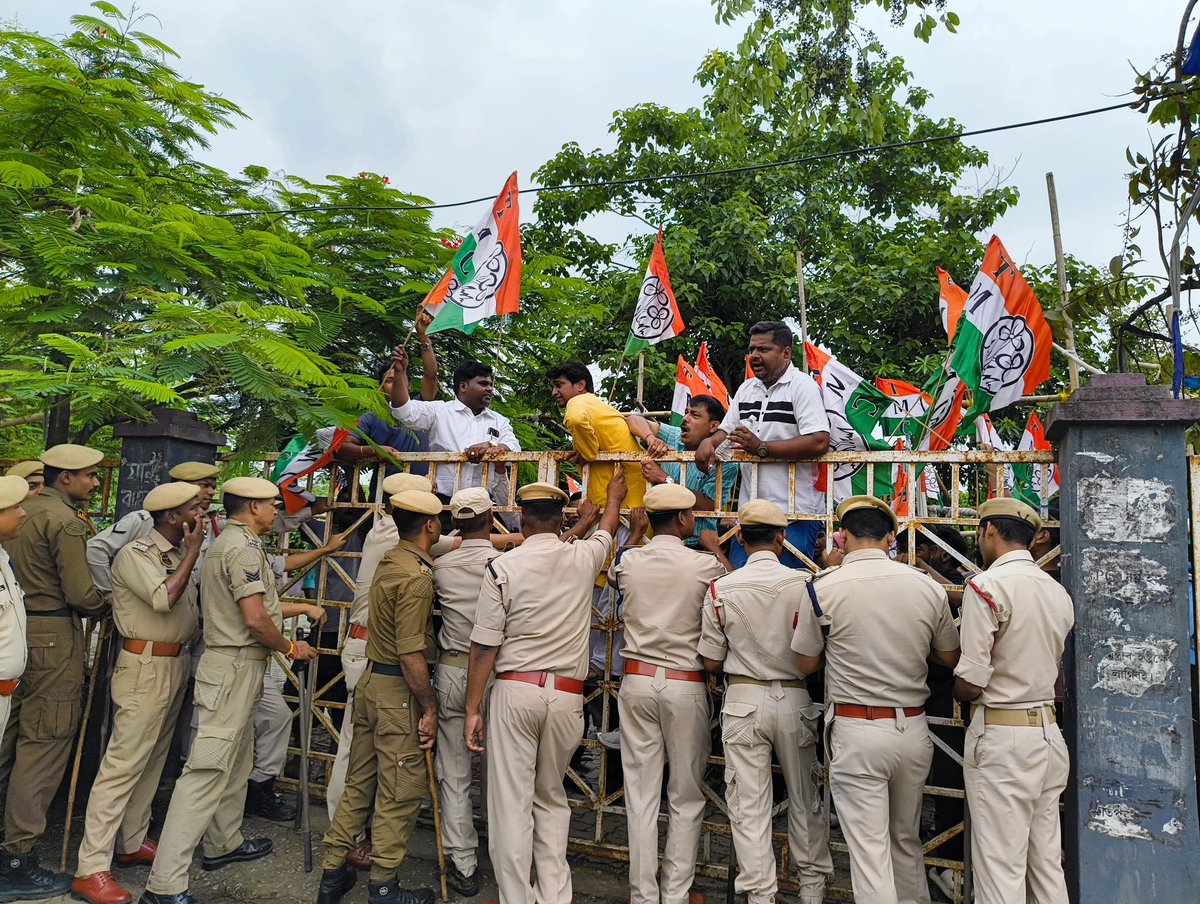 তিনিচুকীয়া জিলাত এগৰাকী ৭ বছৰীয়া শিশুক ধৰ্ষণ আৰু হত্যাৰ দৰে জঘন্য ঘটনাৰ বিৰূদ্ধে তথা ন্যায় প্ৰদানৰ দাবীৰে আজি চচলত অসম প্ৰদেশ তৃণমূল যুৱ কংগ্ৰেছ আৰু অসম প্ৰদেশ তৃণমূল ছাত্ৰ পৰিষদৰ উদ্যোগত এক ধৰ্ণা কাৰ্যসূচী ৰূপায়ন কৰা হয়।
শান্তিপূৰ্ণভাৱে এগৰাকী শিশুৰ ন্যায় প্ৰদানৰ বাবে কৰা