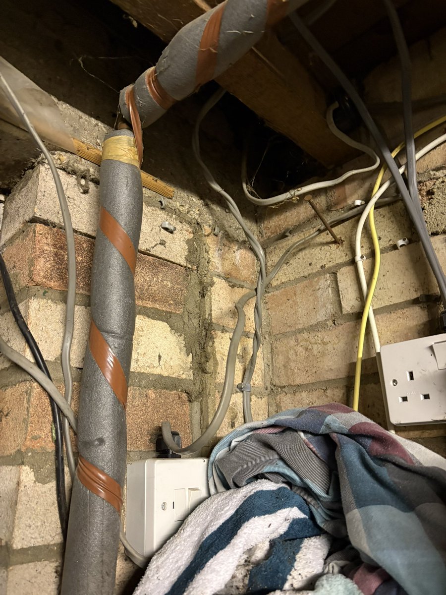 🤔 hmm captain DIY has been loose. I think there is a spare parking space for a horse 🤣🤣 #inspection #testing #tuesday