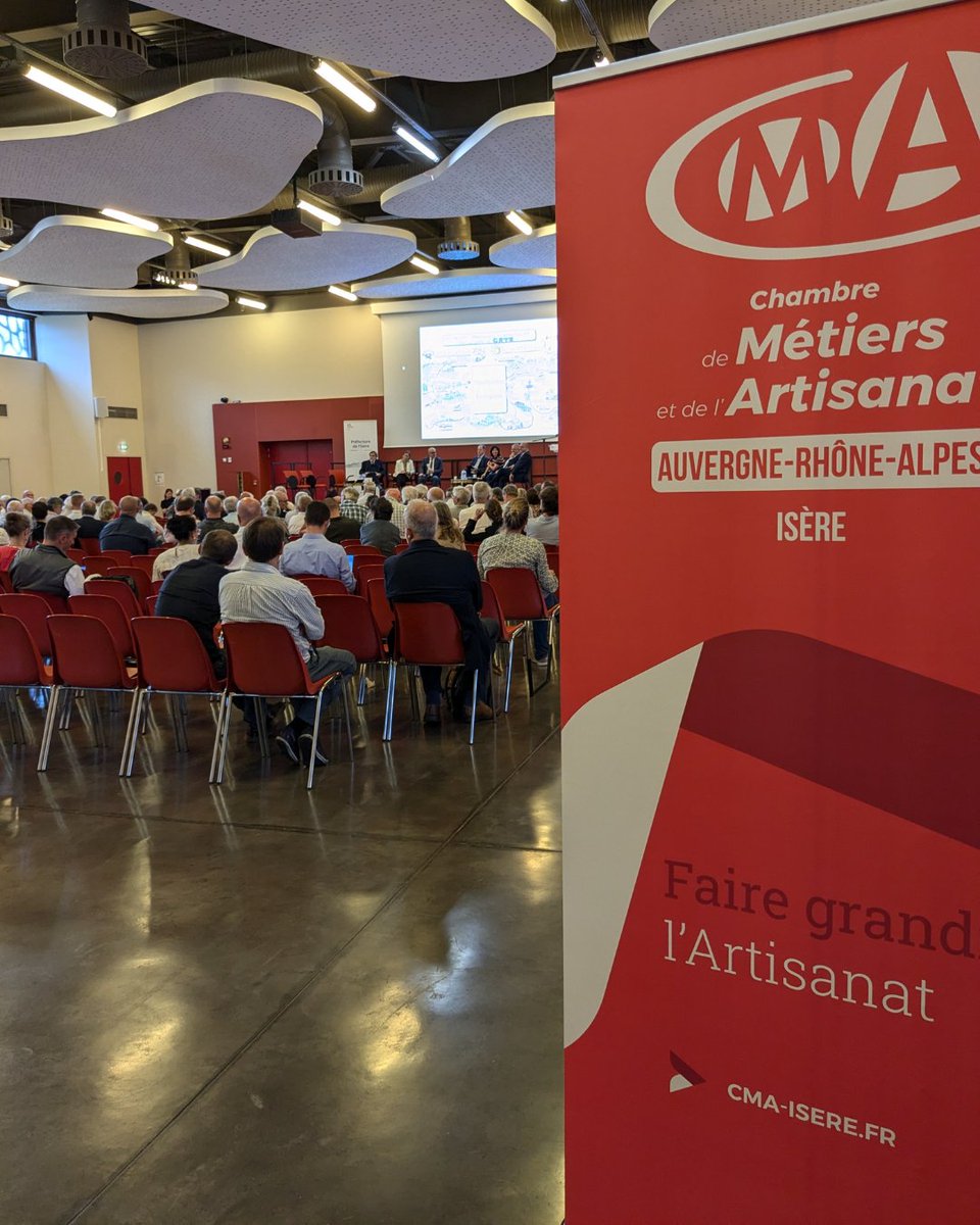 La CMA Isère participait aux échanges entre <a href="/Prefet38/">Préfète de l'Isère 🇨🇵🇪🇺</a> et une centaine de maires du département 🙌
L'objectif était de présenter :
📈 Les chiffres et tendances de l'artisanat
📍 Nos actions sur les communautés de communes pour faire grandir l'artisanat et mailler le territoire