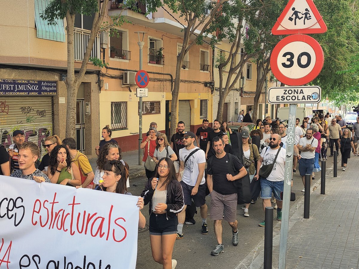 Montse Santo (@montsanto) on Twitter photo Orgull total de tenir aquests professionals al barri. El <a href="/somfontsere/">Institut Eduard Fontserè</a>, institut de màxima complexitat, fa vaga avui per reclamar la continuïtat de les seves educadores socials, i així també educa: ensenya als i.les alumnes a lluitar pel que és important ✊🏾 Orgull total de tenir aquests professionals al barri. El <a href="/somfontsere/">Institut Eduard Fontserè</a>, institut de màxima complexitat, fa vaga avui per reclamar la continuïtat de les seves educadores socials, i així també educa: ensenya als i.les alumnes a lluitar pel que és important ✊🏾