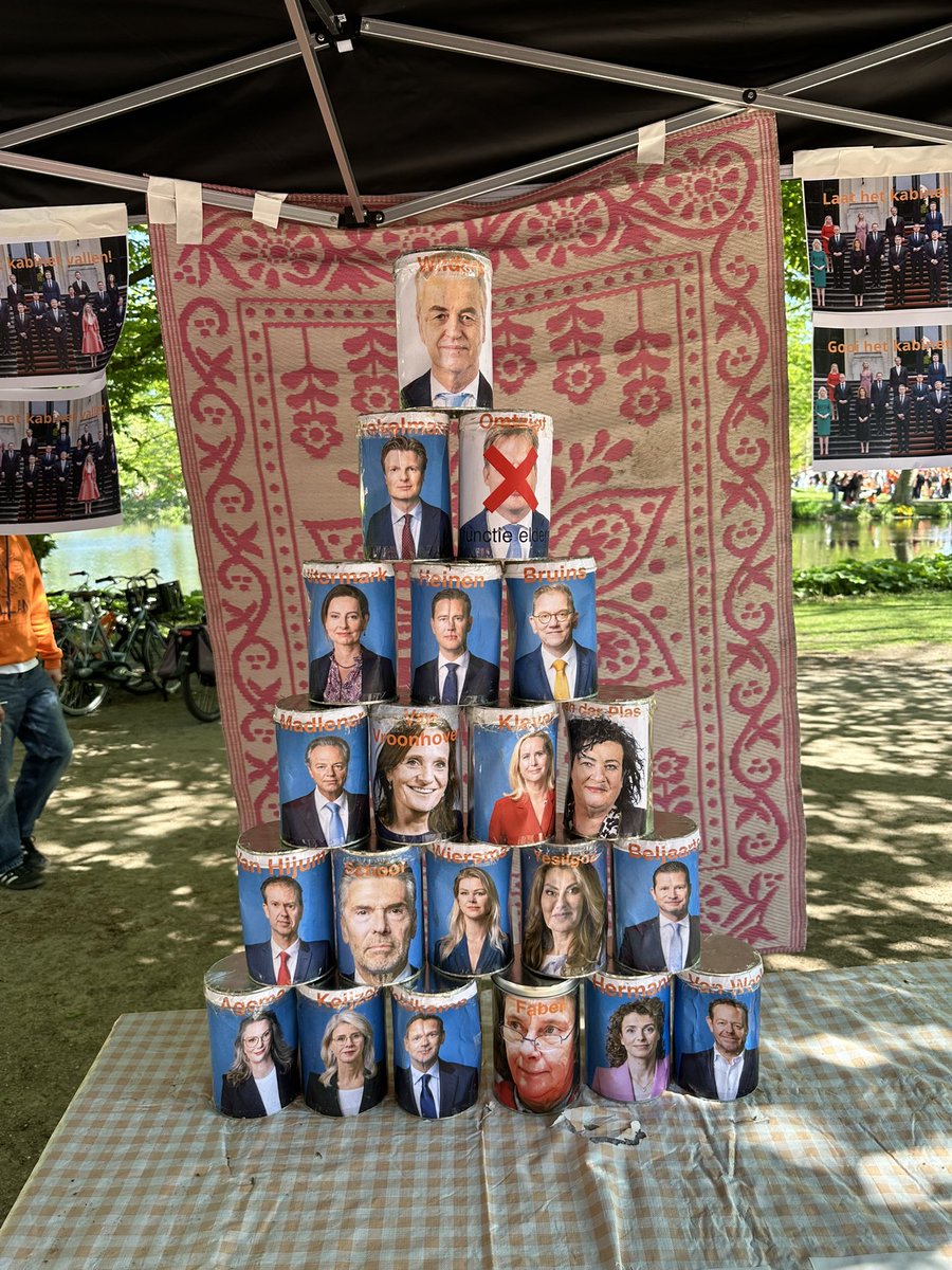 RobbieBlaauboer's tweet photo. Wij voorspelden het op Koningsdag al. “Gooi het kabinet omver”, luidde het spel toen. Het heeft nog even geduurd, maar het is uiteindelijk toch gebeurd: het kabinet is gevallen! https://t.co/M9rOQ1UxYE