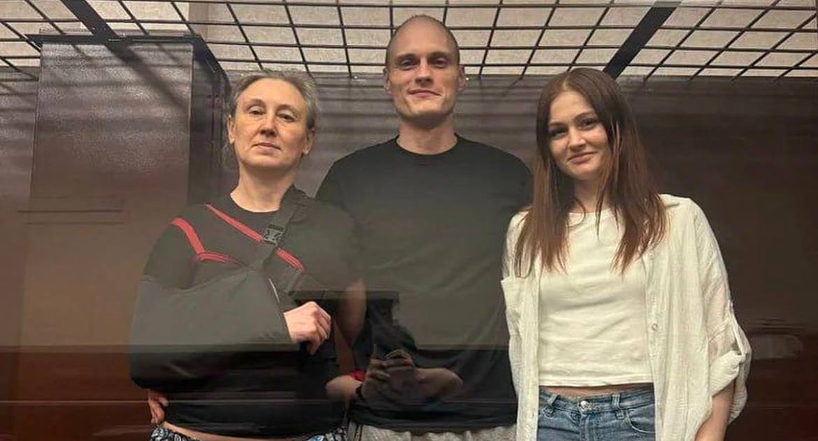 Russia keeps saying it’s “protecting” Russian speakng Ukrainians… then gives this family from Melitopol prison sentences like the occupation force they are.

Artem: life sentence 
His wife Anna: 20 years
His mother: 22 years

Why? Because they didn’t bow to occupation. No