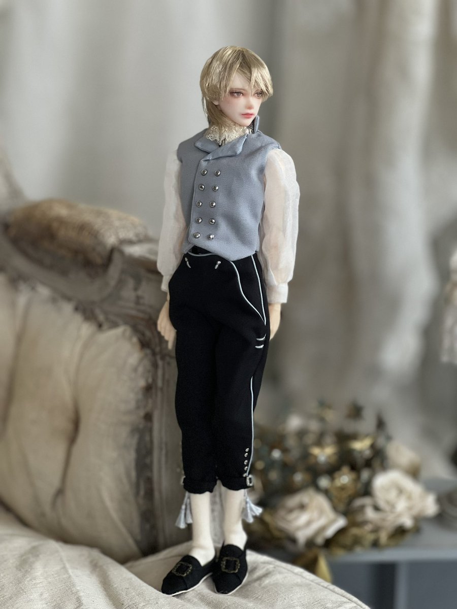 上着と帽子つけてないと
こんな感じです

ズボンの裾にタッセルついてます

#伝承の彩フェス
#六分の一男子図鑑