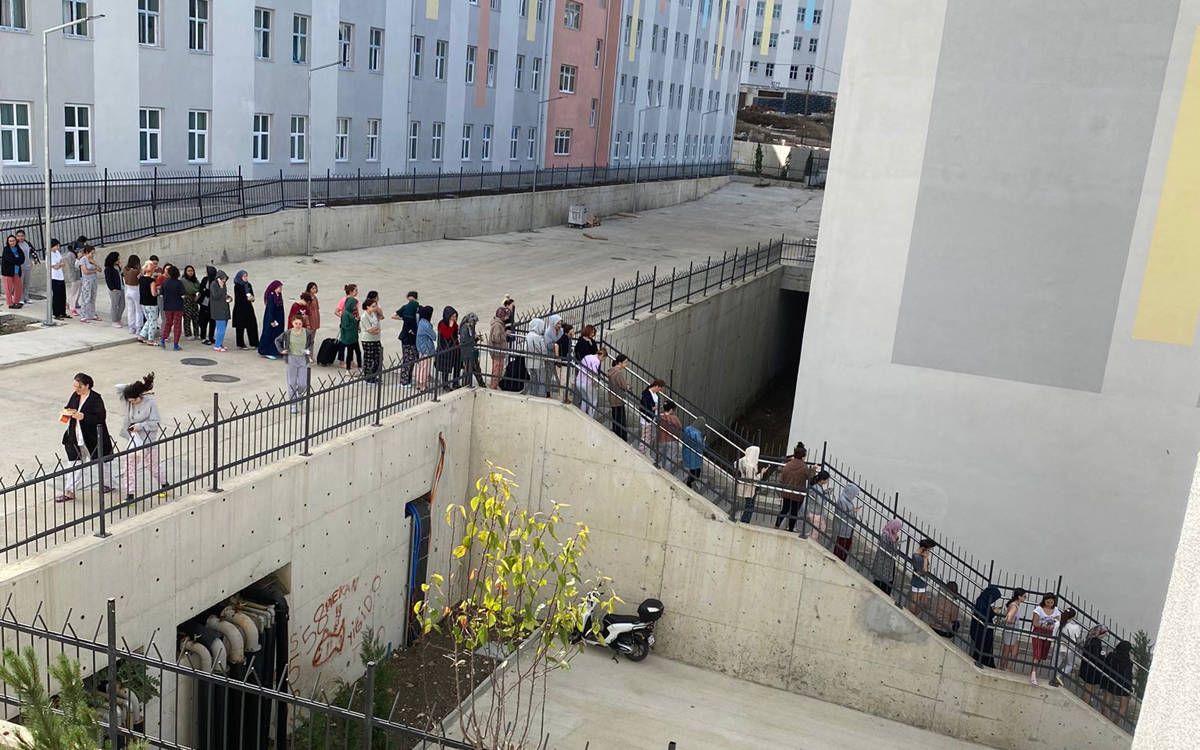 Öğrencilerin gözünden ekonomik darboğaz

📌 Özel ders veriyorum, kafede çalışıyorum

📌 Ev, okul ve iş sınırları içinde robot gibi yaşıyorum

📌 Masraflarımı en aza indirgiyorum

📌 Bir öğün bile lüks, öğün azaltıyorum

Selin Işık'ın (<a href="/selinnskk/">selin</a>) haberi

buff.ly/Y3ghlGi