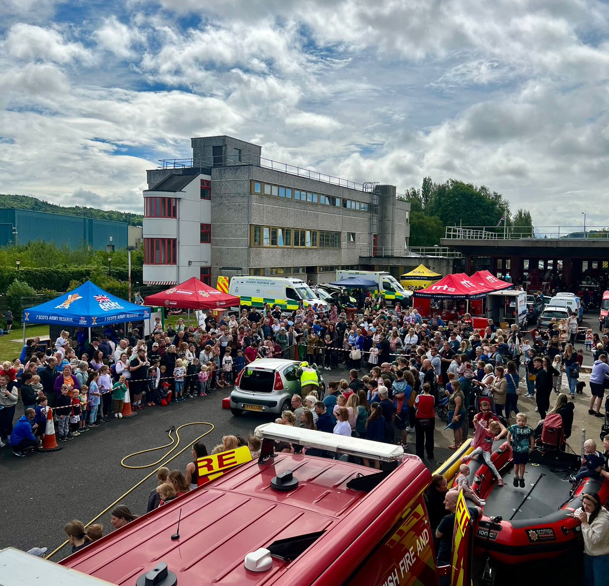 FirePerth's tweet image. 🛟🚁🪖🙌🏼THANK YOU! 🙌🏼🚒🚓🚑

A huge thank you to everyone who came along to our Emergency Services Day! 

Over 1,800 of you joined us, and together we raised an amazing £560 for @firefighters999 🤩

A special thank you to all the emergency services and volunteers who took part🤍