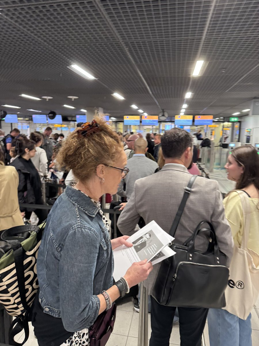 Don't be fooled by the rubbish 'we always had e-gate access post Brexit' load of tosh I've done Schiphol a few times this year and the same queues remain. 1 hour flight to get to AMS for #Money2020 40 minutes in the queue.