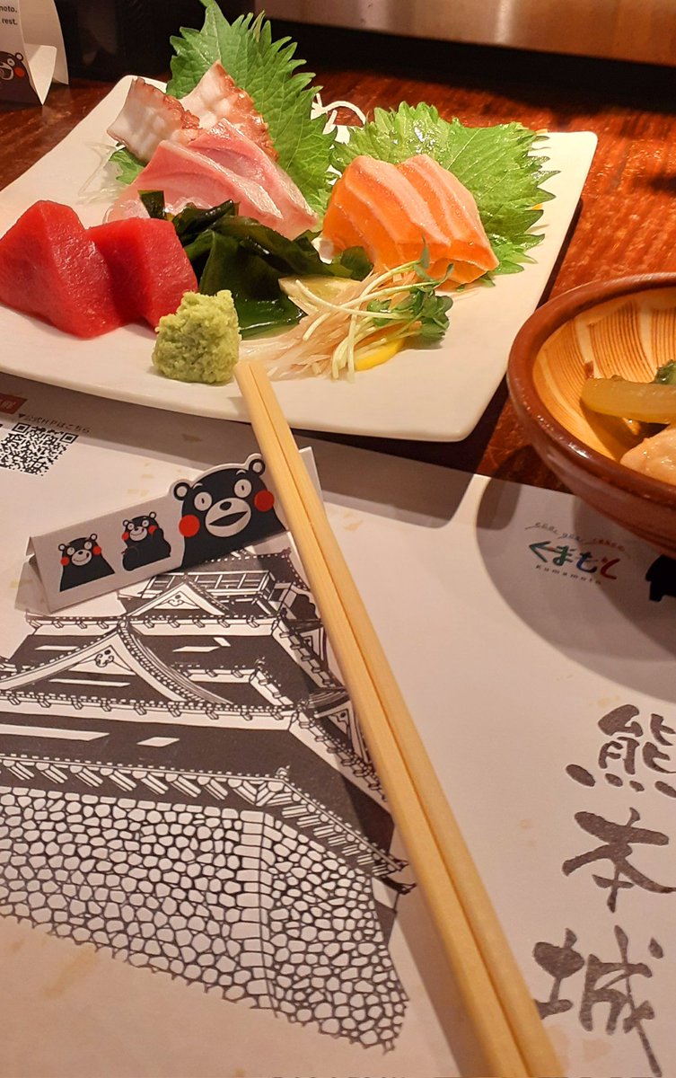 熊本城のお膝元🏯
天草の刺盛り🐟🍺
　　🐻くまもんの箸置き
