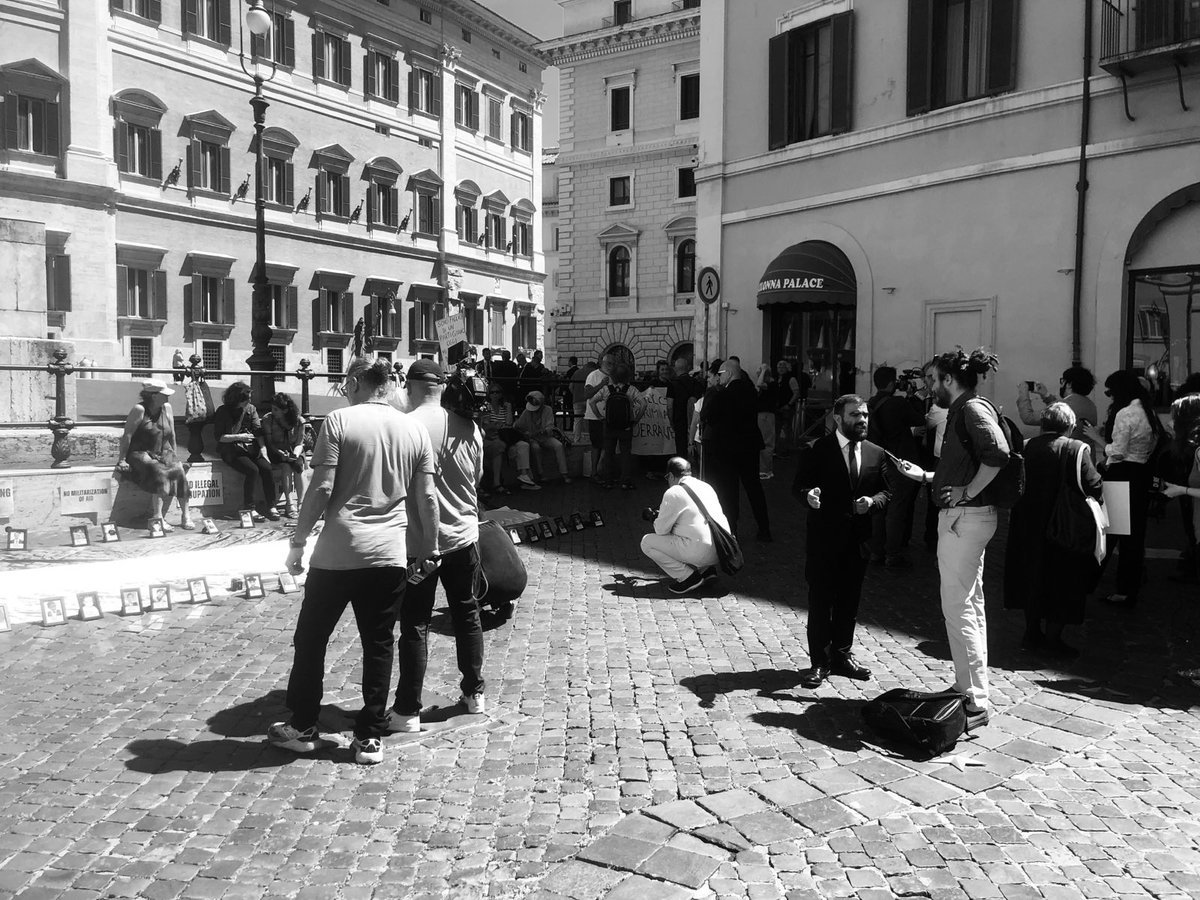 A Roma, davanti a <a href="/Montecitorio/">Camera dei deputati</a>, è in corso un presidio che vede la partecipazione anche dei coraggiosi legali che hanno diffidato il governo, chiedendo il non rinnovo del Memorandum d’Intesa Italia-Israele — che include anche la cosiddetta “difesa” (mai termine fu più