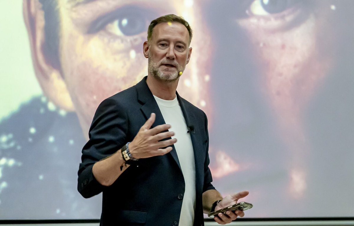 Pedro García Aguado en <a href="/esRadio/">esRadio</a> alertó sobre las adicciones digitales en adolescentes: “No se trata de prohibir, sino de acompañar y educar”. Destacó el papel de las familias y la labor del Proyecto FES para formar en el uso responsable de la tecnología. #ProyectoFES