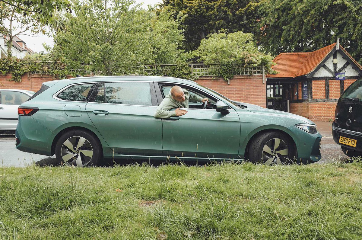 The Volkswagen Passat Estate has been making its owner's life easier for a while, but now he's discovered it can even park itself 🤩 buff.ly/yCCwu90