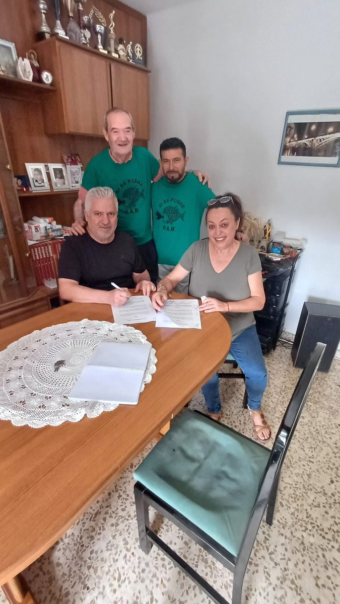 Después de una larga lucha con varios fondos nuestros comphas Luisa y Antonio logran al fin su alquiler.
En <a href="/LA_PAH/">Plataforma de Afectadas por la Hipoteca</a> jamás nos rendimos 💪
!!ENHORABUENA COMPAHS¡¡
#SiSePuede 💚
#LogrosPAH   
#DerechoATecho  
#StopDesahucios
#LogrosPahSevilla