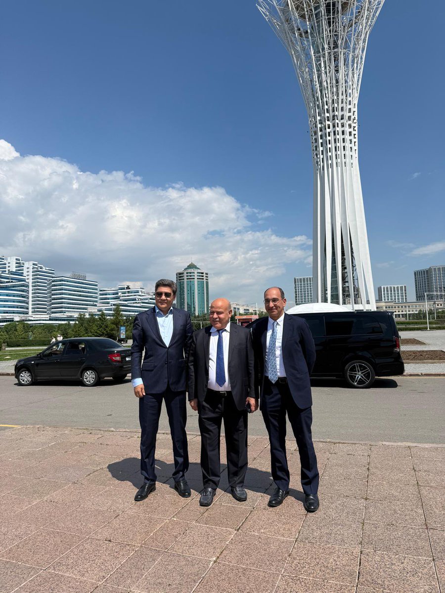 در جریان سفر یک روزه خود به کشور قزاقستان، دیروز با جلالتمآب مراد نورتلیو، معاون صدراعظم و وزیر خارجه آن کشور در دفتر کارش در شهر آستانه ملاقات نمودم.  موصوف ضمن پذیرایی گرم،‌ در مورد برنامه های انکشافی و سرمایه گذاری های بین المللی شرکت عزیزی جویای معلومات شد که از جانب من و