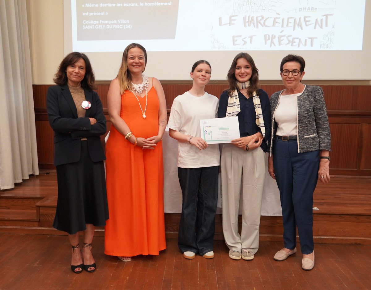 Productions lauréates du concours académique Non au harcèlement :🏆Meilleure affiche prévention du cyberharcèlement «Même derrière les écrans, le harcèlement est présent» collège F. Villon, Saint Gély du Fesc📲🛑Derrière l'écran, les mots peuvent infliger des blessures invisibles