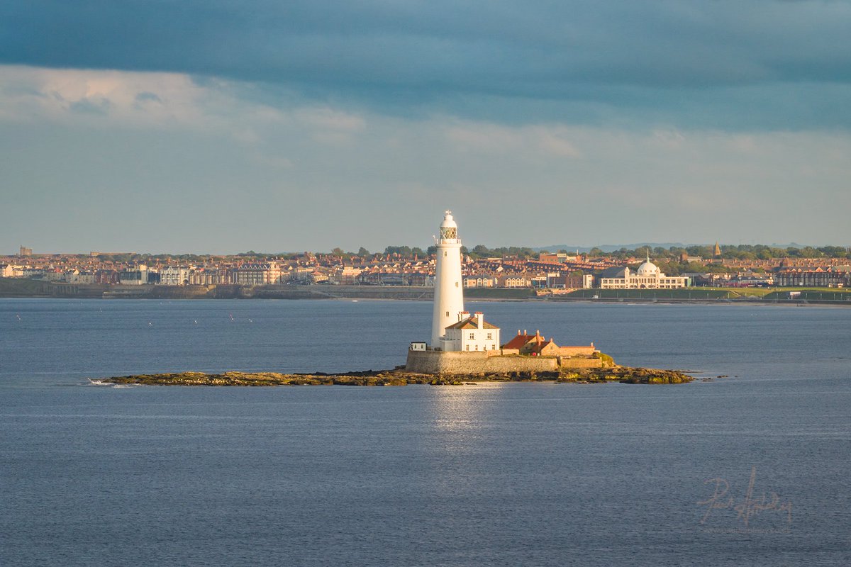 PaulAppleby_01's tweet image. Two iconic North Tyneside buildings in one shot ...